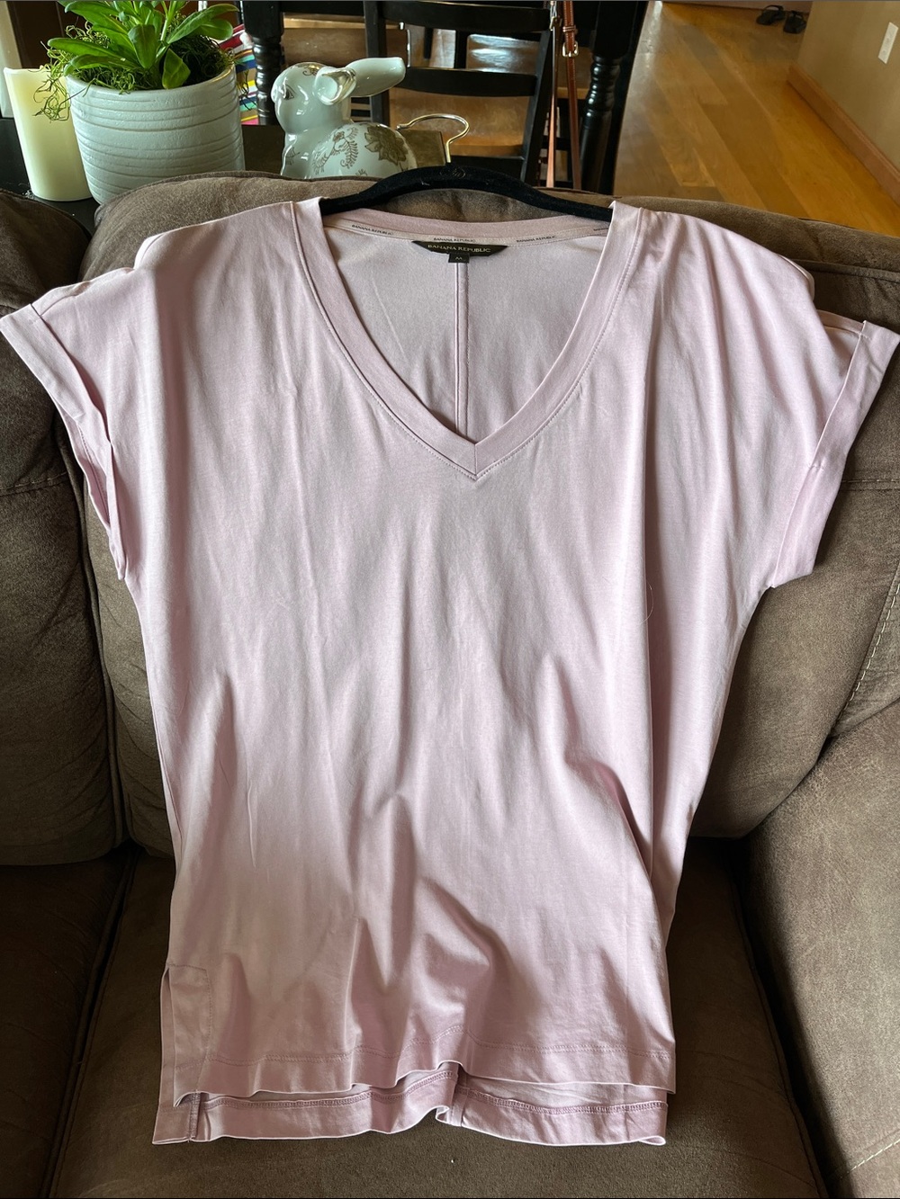 Banana Republic Light Dusty Pink/Mauve V-Neck Short Sleeve Tee